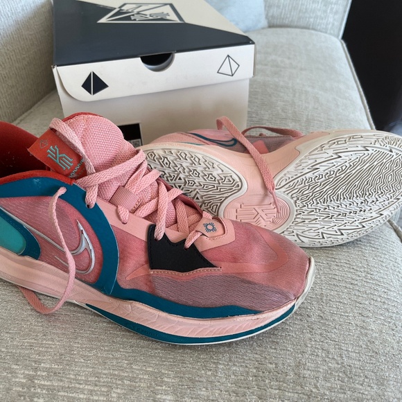 Nike Kyrie Low 5 men's basketball shoe, size 11.5 - Picture 2 of 2